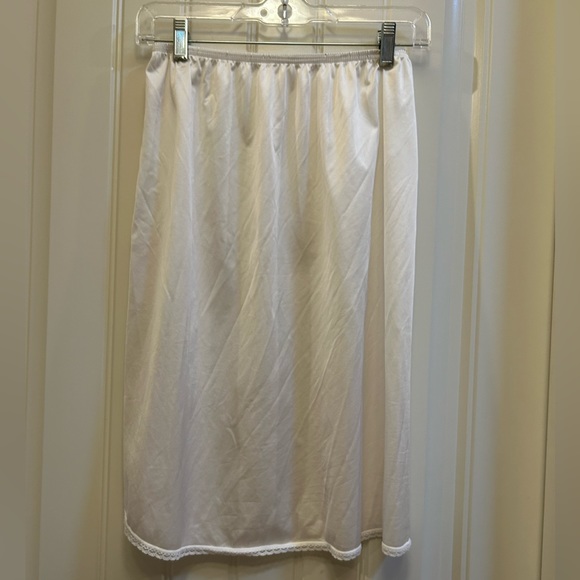 Vanity Fair lace trim half slip with side slit, S. - Picture 3 of 4